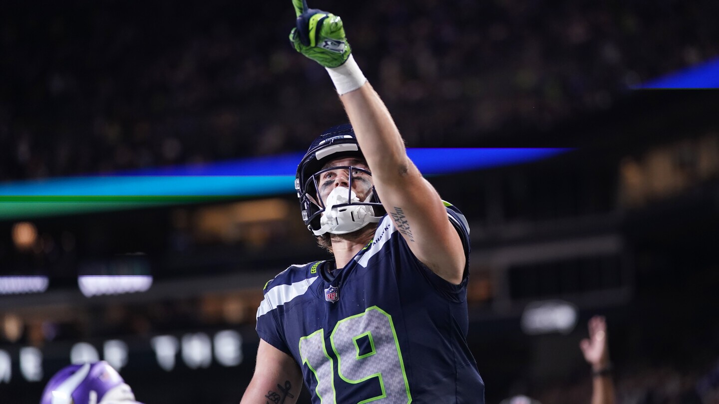 Drew Lock throws 2 touchdown passes to lead Seahawks to a 24 13